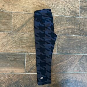 ALO Yoga Black and Gray Patterned Cropped Pants